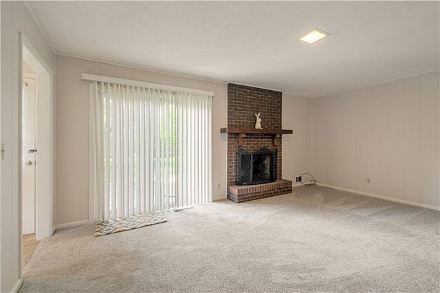15 W Bridlespur Drive, Kansas City, MO 64114