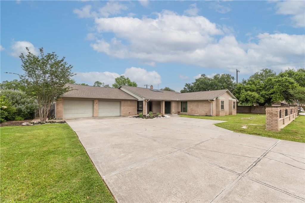 1711 Glade Street, College Station, TX 77840