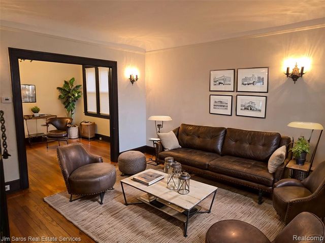 843 Beaconsfield Avenue, Grosse Pointe Park, MI 48230