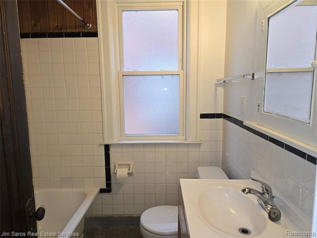 843 Beaconsfield Avenue, Grosse Pointe Park, MI 48230