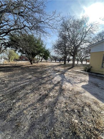 916 S Reynolds St, Alice, TX 78332
