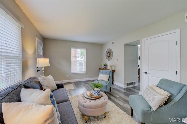 1013 Pine Street, St Charles, MO 63301