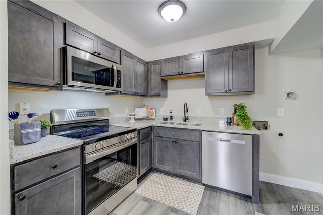 1013 Pine Street, St Charles, MO 63301