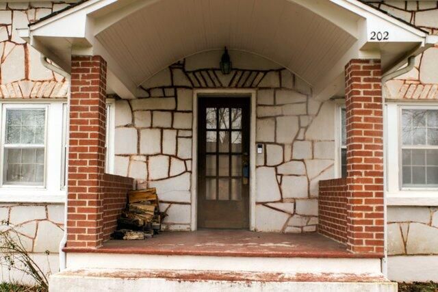 202 N Hemphill Street, Crane, MO 65633