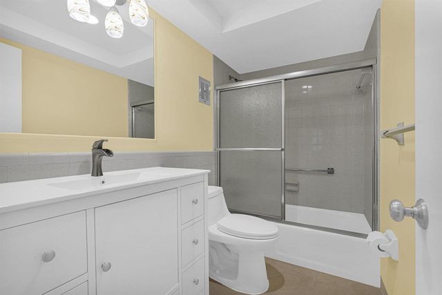 2121 NE 68th Street 209, Fort Lauderdale, FL 33308