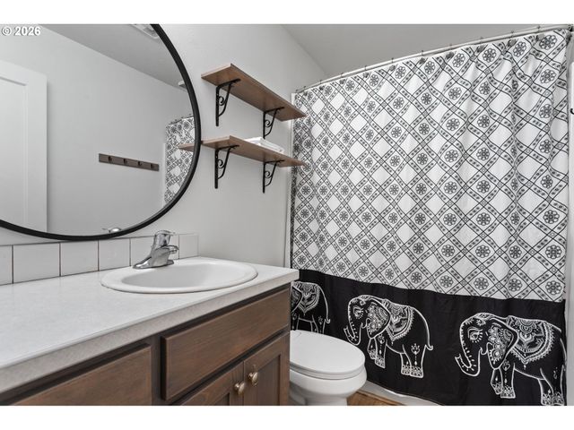 3913 Nw LAVINA St, Vancouver, WA 98660
