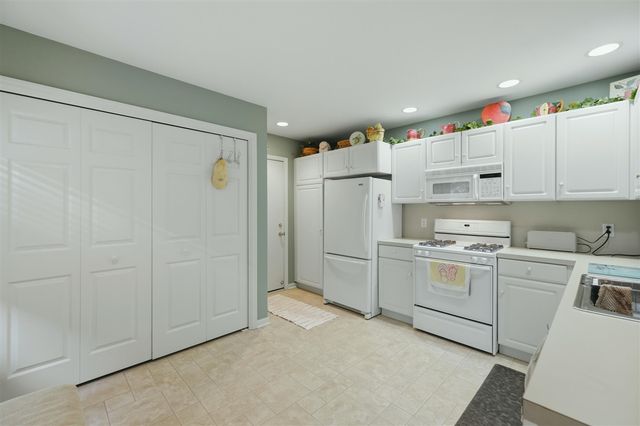 2203 Shetland Drive, Grand Rapids, MI 49505