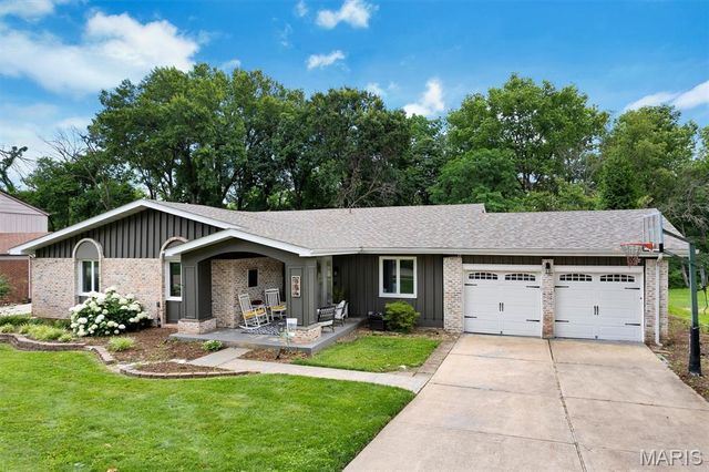 806 Hollyridge Drive, Ballwin, MO 63011