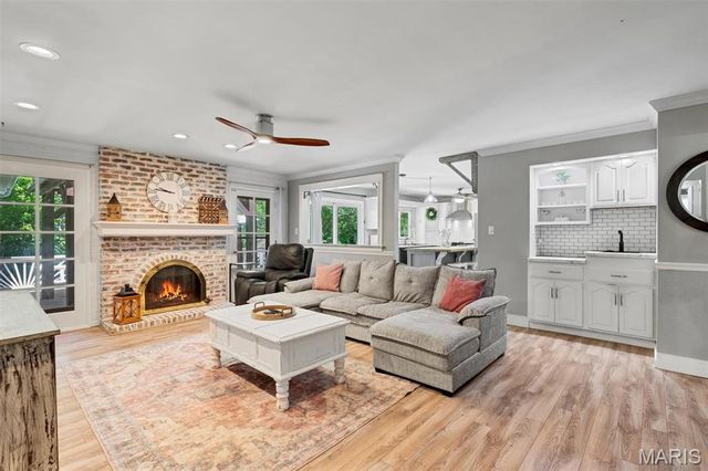 806 Hollyridge Drive, Ballwin, MO 63011