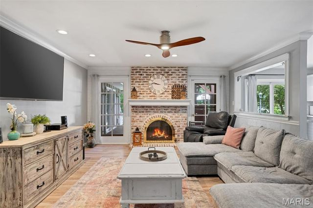 806 Hollyridge Drive, Ballwin, MO 63011