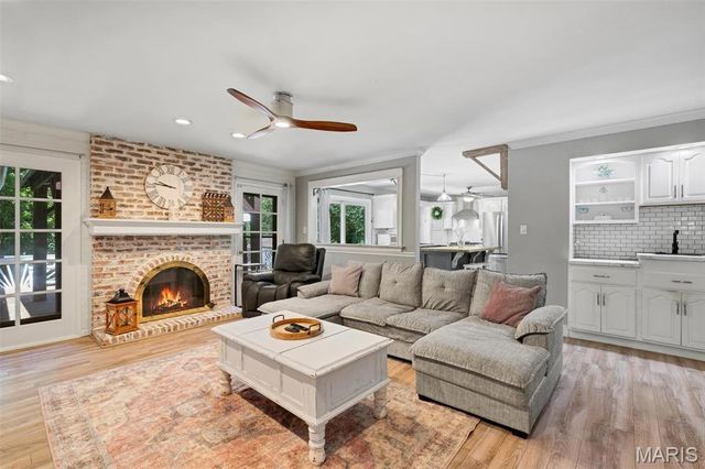 806 Hollyridge Drive, Ballwin, MO 63011