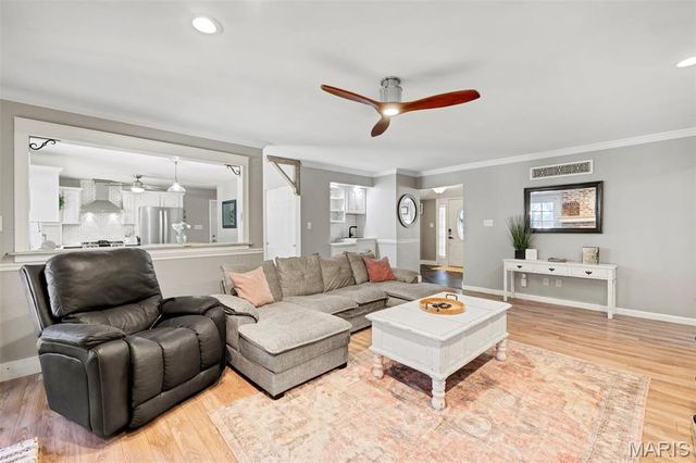 806 Hollyridge Drive, Ballwin, MO 63011