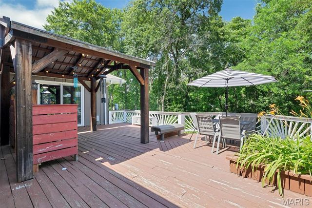 806 Hollyridge Drive, Ballwin, MO 63011