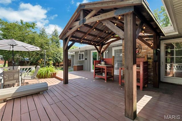 806 Hollyridge Drive, Ballwin, MO 63011