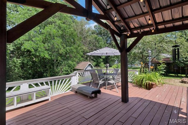 806 Hollyridge Drive, Ballwin, MO 63011