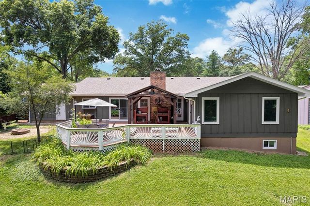 806 Hollyridge Drive, Ballwin, MO 63011
