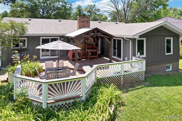 806 Hollyridge Drive, Ballwin, MO 63011