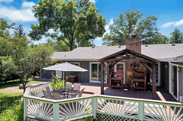 806 Hollyridge Drive, Ballwin, MO 63011
