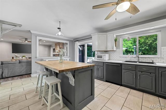 806 Hollyridge Drive, Ballwin, MO 63011