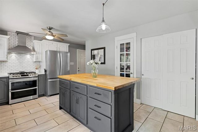 806 Hollyridge Drive, Ballwin, MO 63011