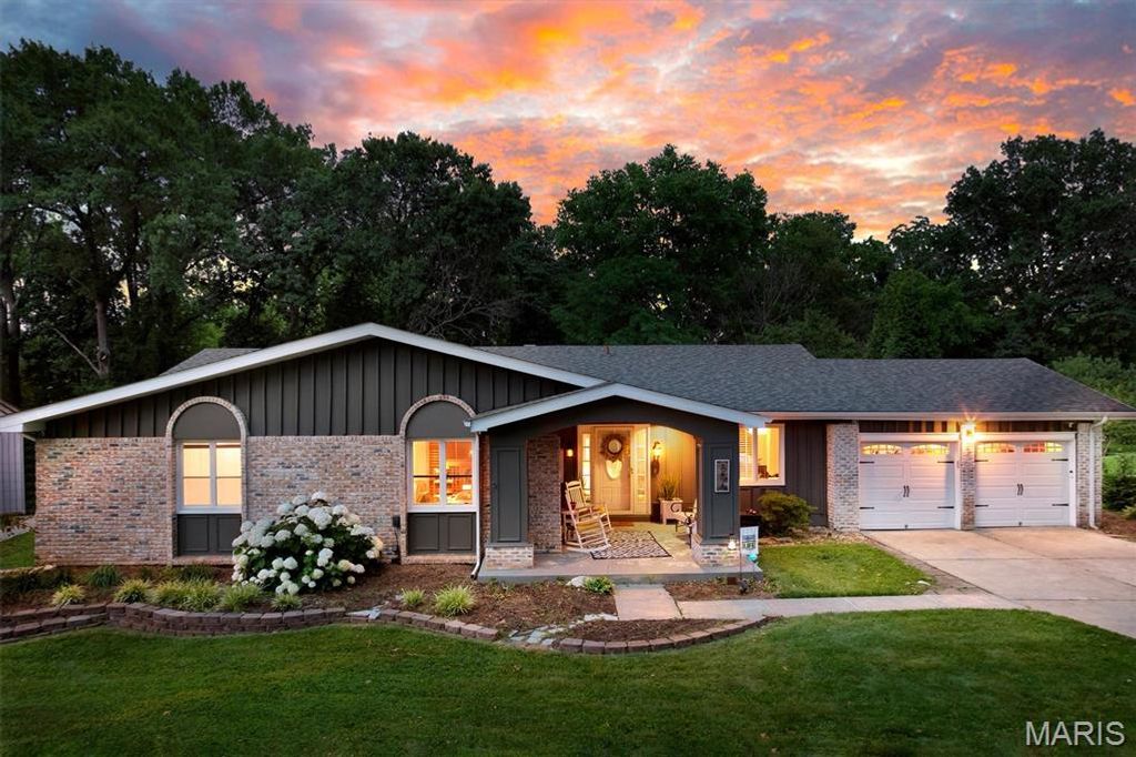 806 Hollyridge Drive, Ballwin, MO 63011