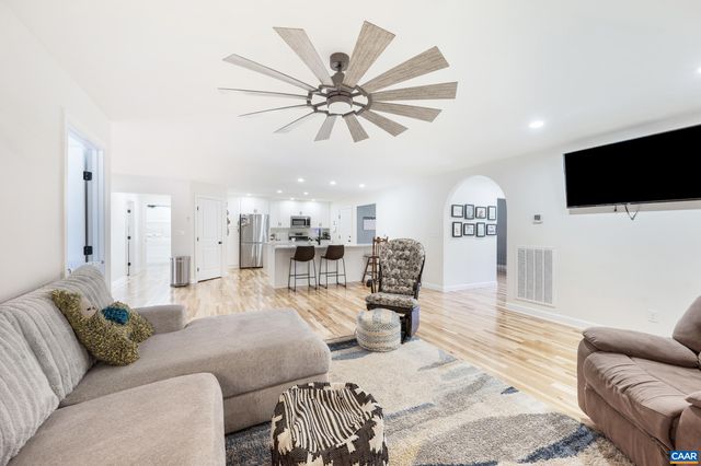 2072 CUMBERLAND RD, Farmville, VA 23901