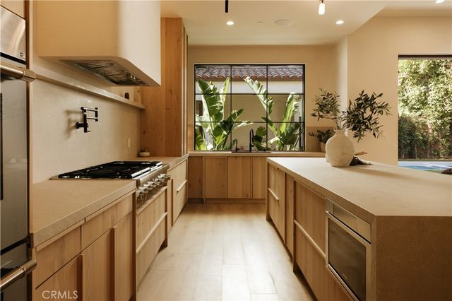 13853 Chandler, Sherman Oaks, CA 91401