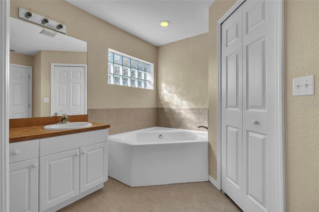 916 NE 4TH PLACE, Cape Coral, FL 33909