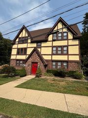 44 Oakwood Road 2W, Huntington, NY 11743