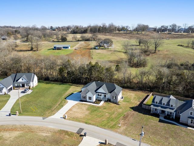 330 Thoroughbred Ln, Hartsville, TN 37074
