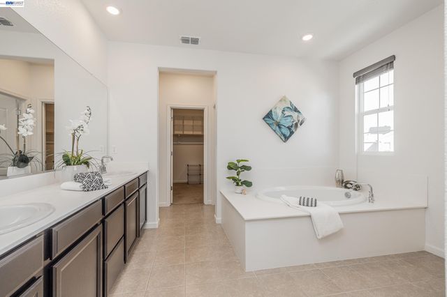 2891 Reyva Dhillon Ln, Tracy, CA 95377