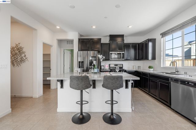 2891 Reyva Dhillon Ln, Tracy, CA 95377