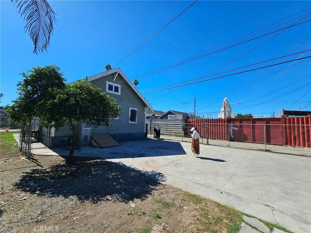 947 W 81st St, Los Angeles, CA 90044 — photo 2