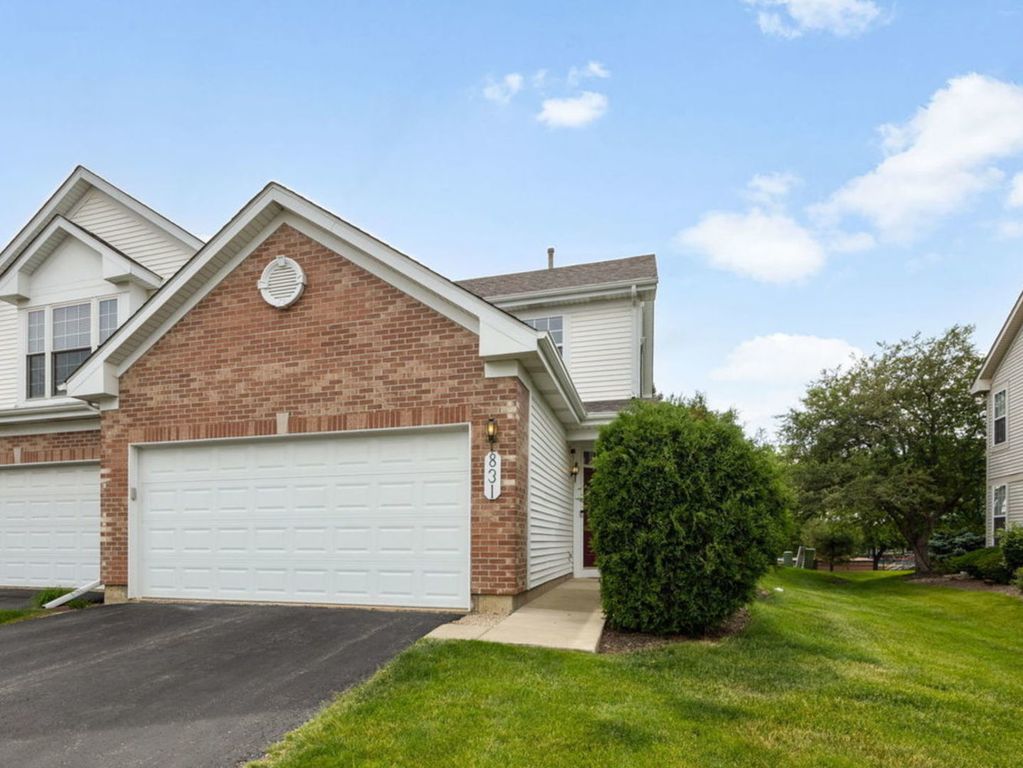 Image 2 of property listing at 831 Stuarts Drive 831, St. Charles, IL 60174