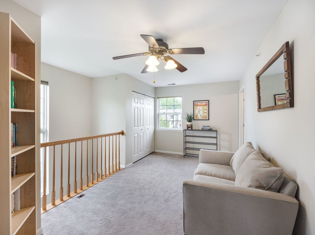 Image 11 of property listing at 831 Stuarts Drive 831, St. Charles, IL 60174