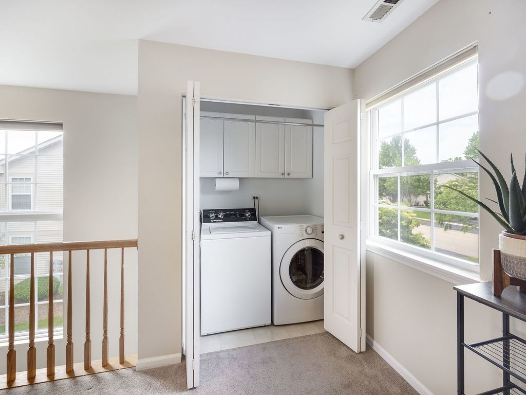 Image 12 of property listing at 831 Stuarts Drive 831, St. Charles, IL 60174