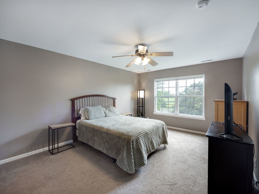 Image 13 of property listing at 831 Stuarts Drive 831, St. Charles, IL 60174