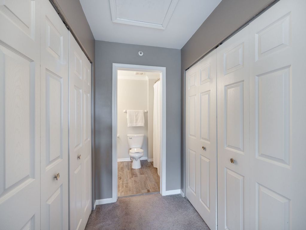 Image 14 of property listing at 831 Stuarts Drive 831, St. Charles, IL 60174