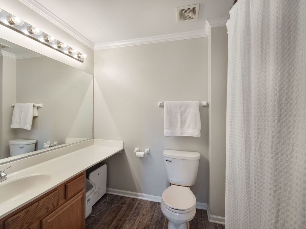 Image 15 of property listing at 831 Stuarts Drive 831, St. Charles, IL 60174