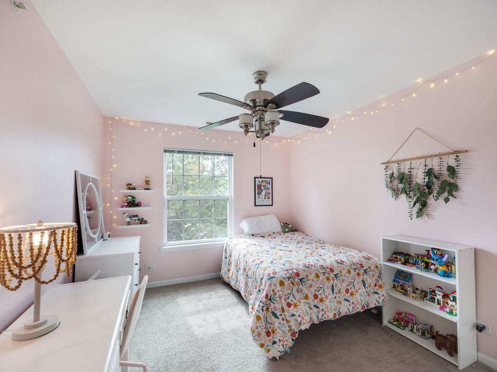 Image 16 of property listing at 831 Stuarts Drive 831, St. Charles, IL 60174