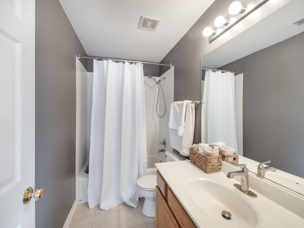 Image 17 of property listing at 831 Stuarts Drive 831, St. Charles, IL 60174