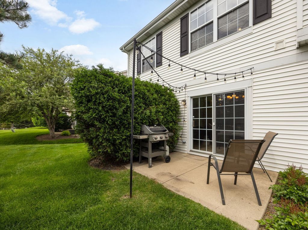 Image 18 of property listing at 831 Stuarts Drive 831, St. Charles, IL 60174