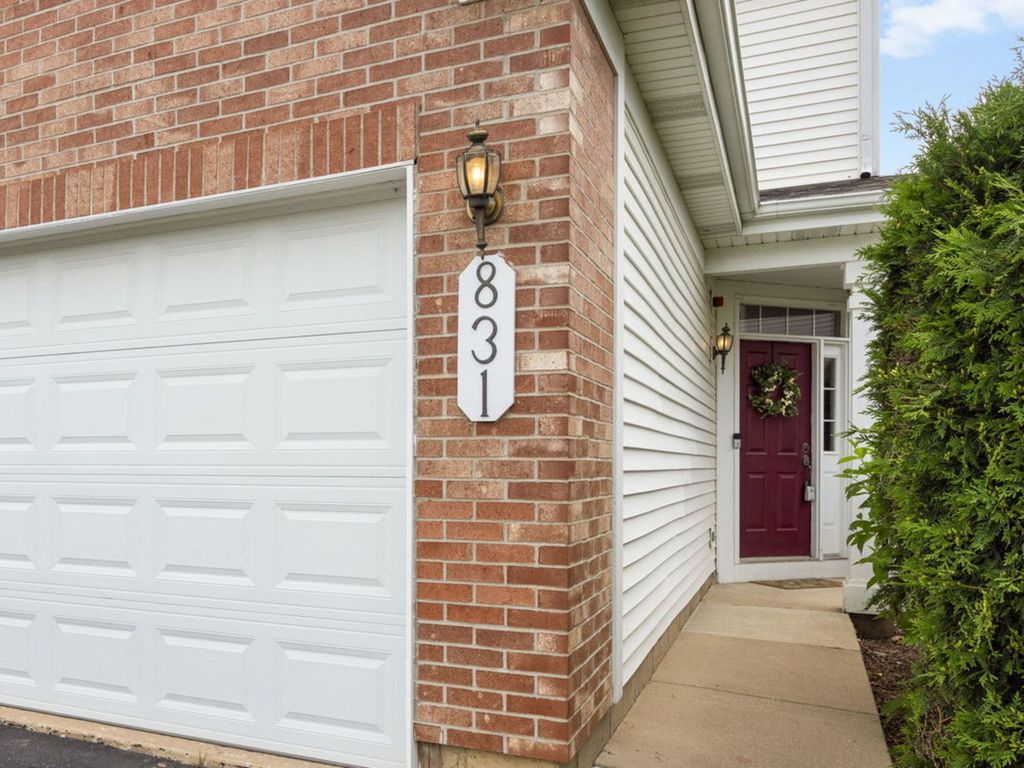 Image 3 of property listing at 831 Stuarts Drive 831, St. Charles, IL 60174