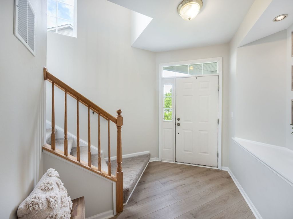 Image 4 of property listing at 831 Stuarts Drive 831, St. Charles, IL 60174