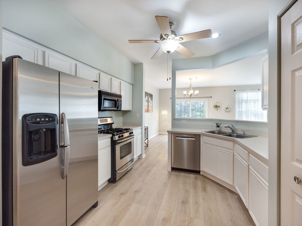 Image 5 of property listing at 831 Stuarts Drive 831, St. Charles, IL 60174