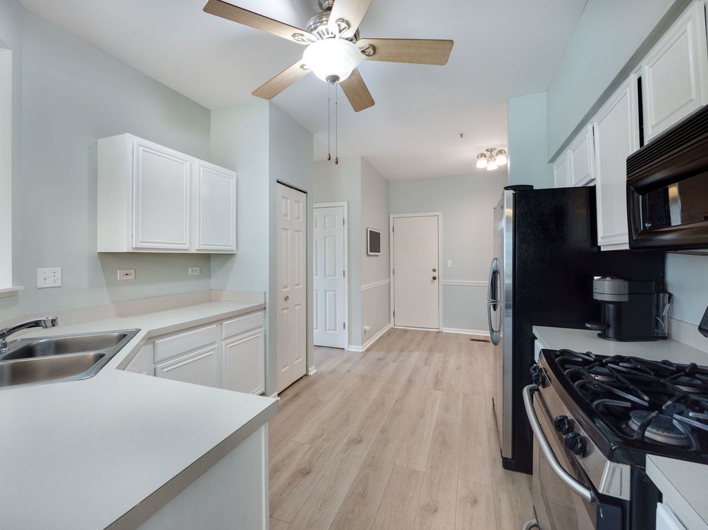 Image 6 of property listing at 831 Stuarts Drive 831, St. Charles, IL 60174