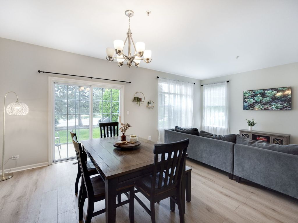 Image 7 of property listing at 831 Stuarts Drive 831, St. Charles, IL 60174