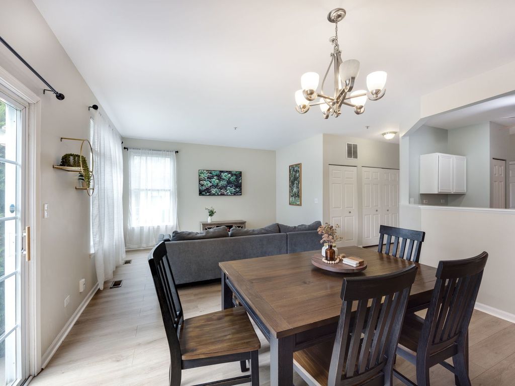 Image 8 of property listing at 831 Stuarts Drive 831, St. Charles, IL 60174