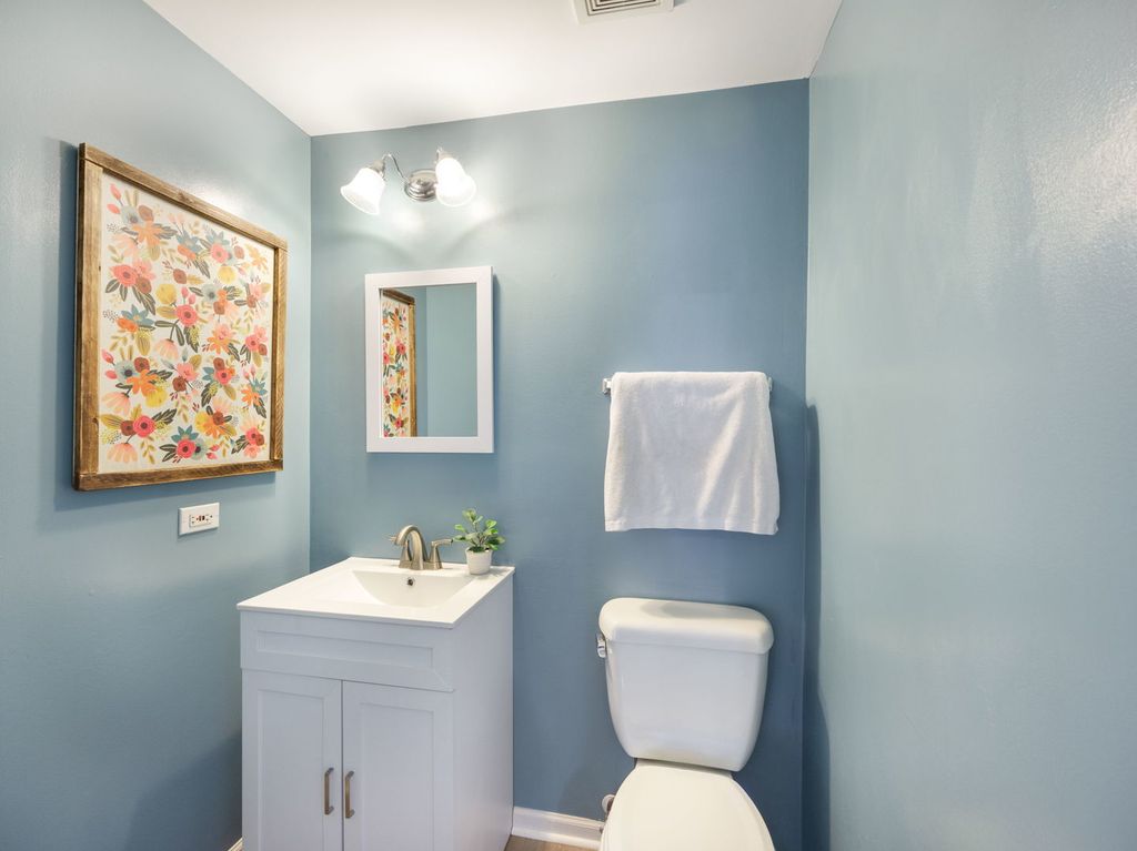 Image 10 of property listing at 831 Stuarts Drive 831, St. Charles, IL 60174