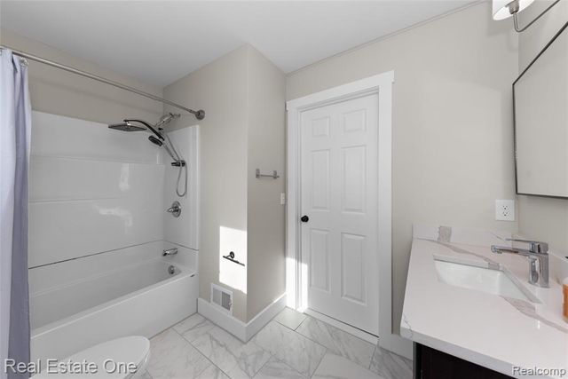 22174 Brookfield Drive, South Lyon, MI 48178